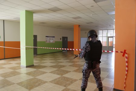 В Каспийске прошла тренировка по антитеррористической защищенности объекта образования