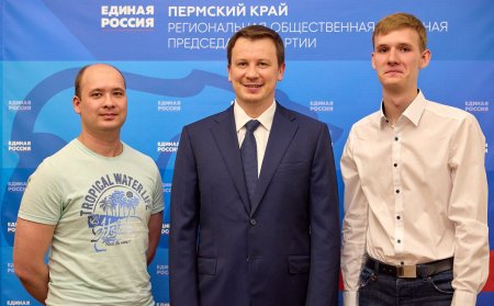 Депутат Госдумы Антон Немкин наградил двух пермяков за достижения в ИТ-сфере