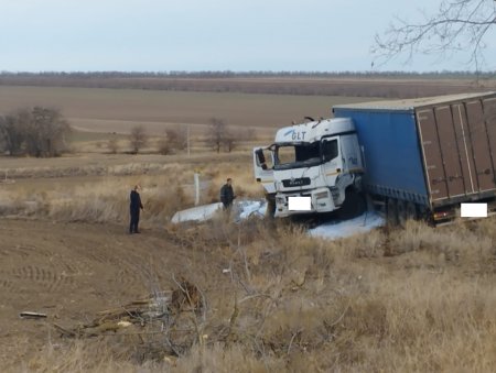 Фура вылетела с трассы в Ставропольском крае, пострадал житель Самарской области.