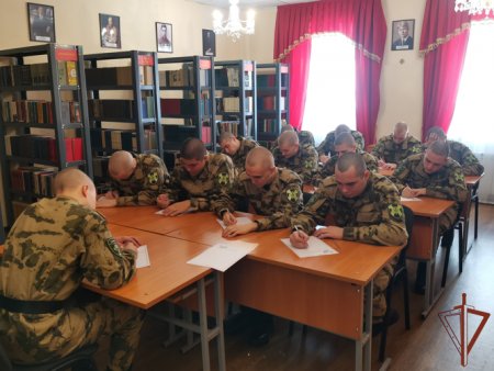Военнослужащие Северо-Кавказского округа войск национальной гвардии поддержали акцию «С любовью к маме»