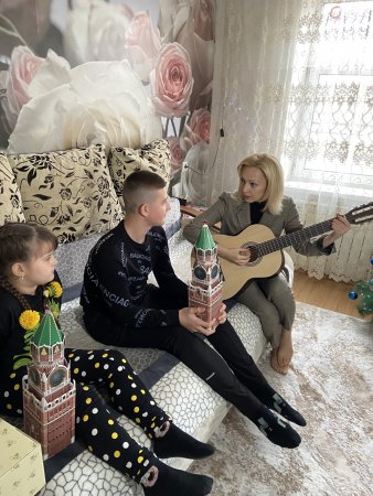 Ольга Тимофеева подарила гитару Кириллу Корину из Новоалександровска