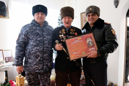 В Дагестане росгвардейцы поздравили ветерана Великой Отечественной войны с вековым юбилеем